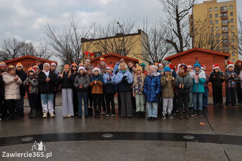 Fotorelacja: Wspólne kolędowanie uczniów i przedszkolaków w Zawierciu