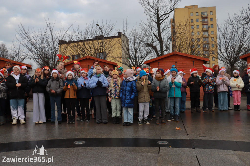 Fotorelacja: Wspólne kolędowanie uczniów i przedszkolaków w Zawierciu