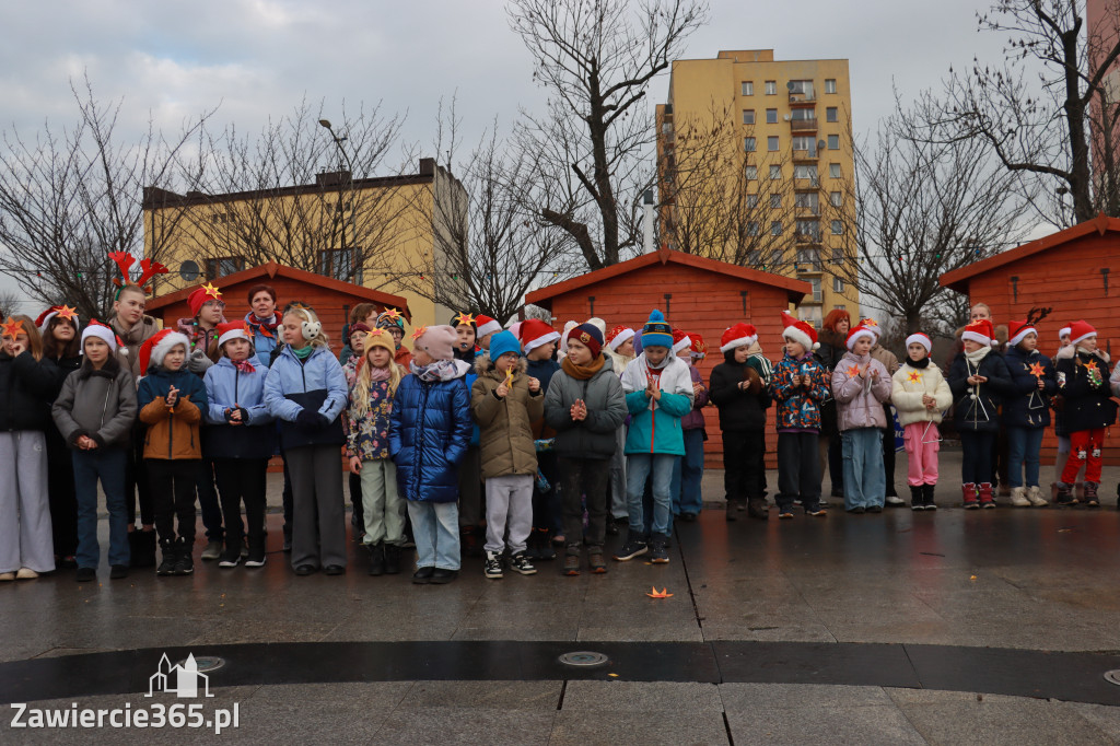 Fotorelacja: Wspólne kolędowanie uczniów i przedszkolaków w Zawierciu
