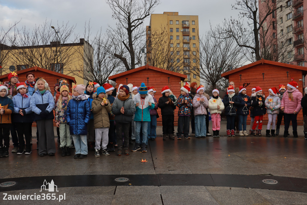Fotorelacja: Wspólne kolędowanie uczniów i przedszkolaków w Zawierciu