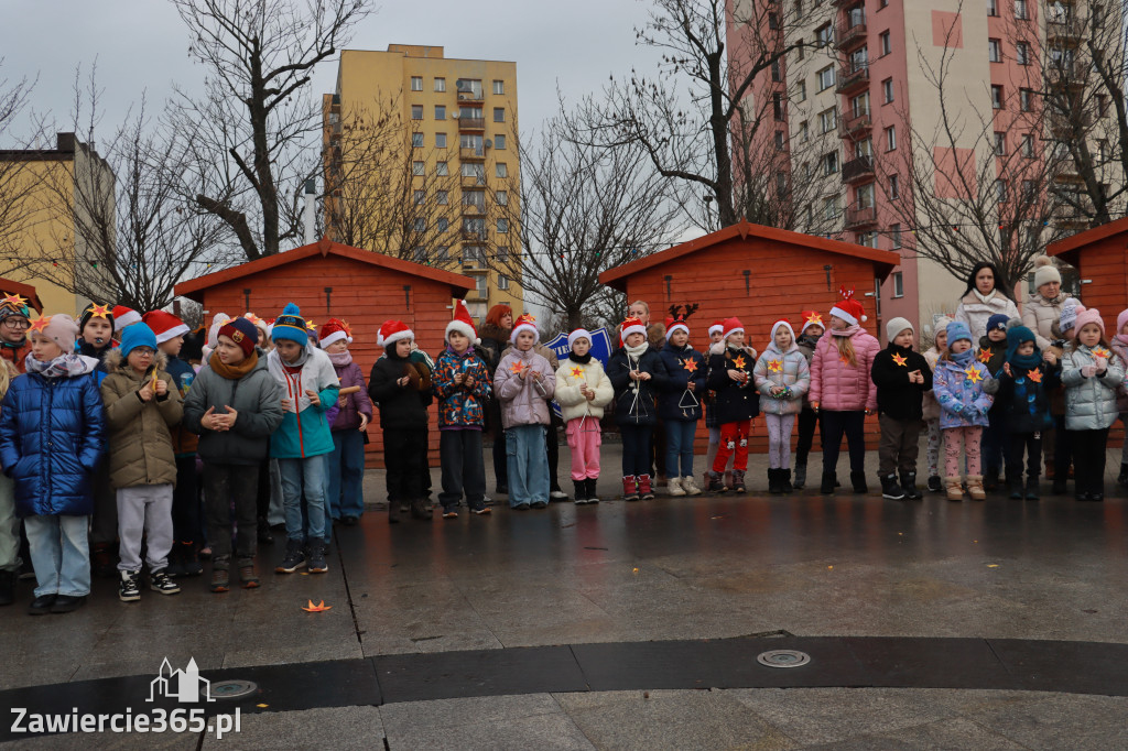 Fotorelacja: Wspólne kolędowanie uczniów i przedszkolaków w Zawierciu
