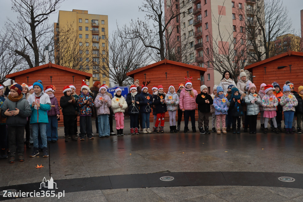 Fotorelacja: Wspólne kolędowanie uczniów i przedszkolaków w Zawierciu