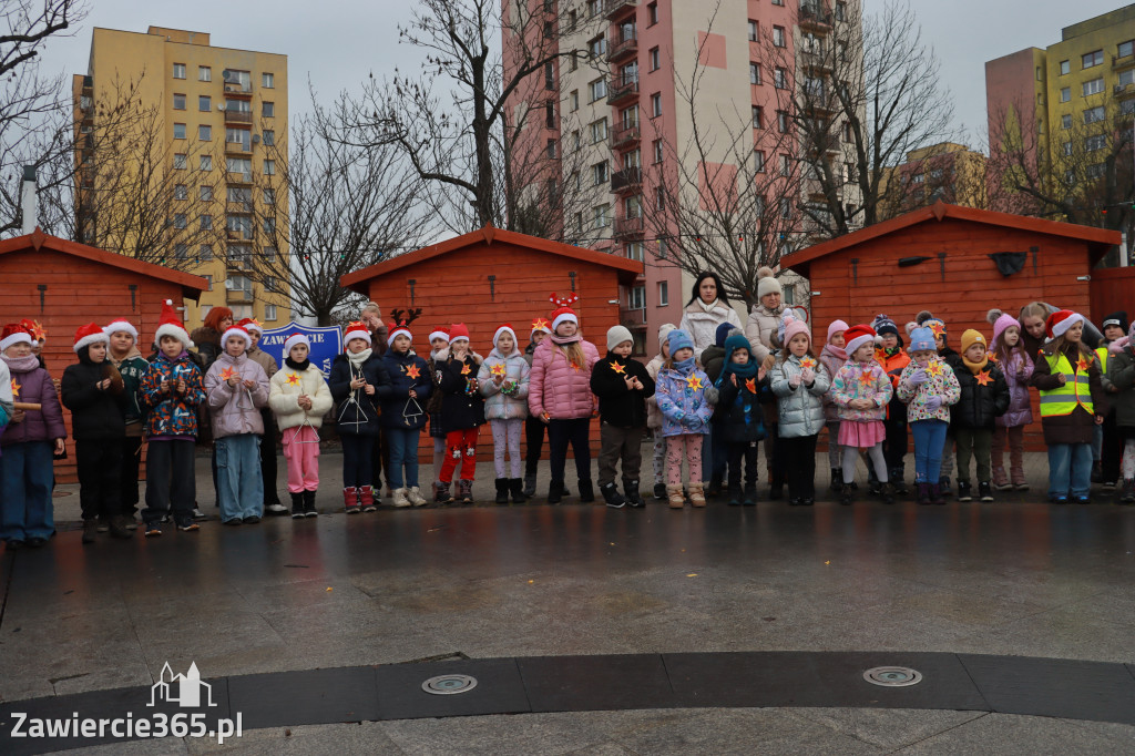 Fotorelacja: Wspólne kolędowanie uczniów i przedszkolaków w Zawierciu