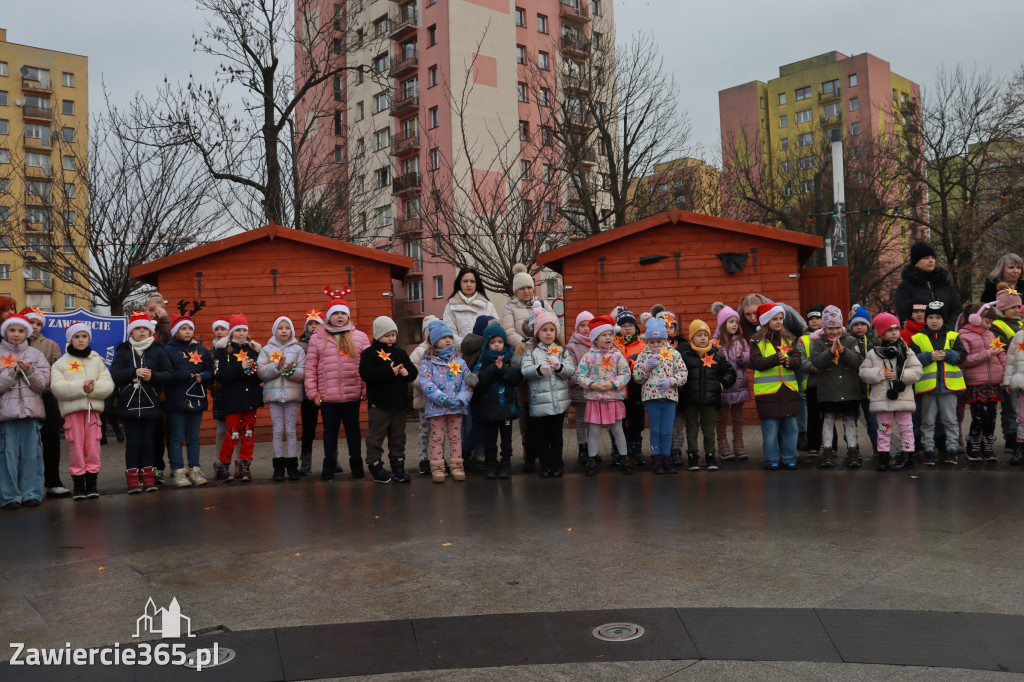 Fotorelacja: Wspólne kolędowanie uczniów i przedszkolaków w Zawierciu