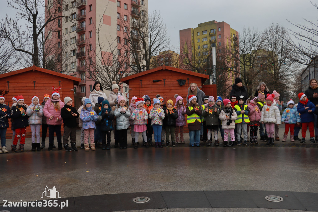 Fotorelacja: Wspólne kolędowanie uczniów i przedszkolaków w Zawierciu