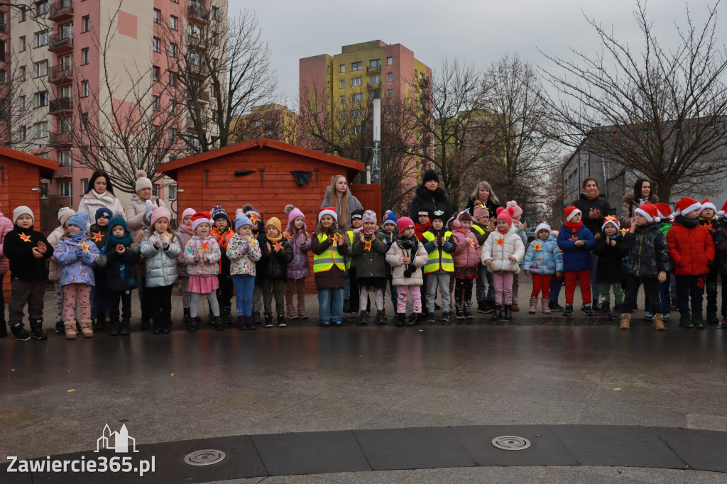 Fotorelacja: Wspólne kolędowanie uczniów i przedszkolaków w Zawierciu