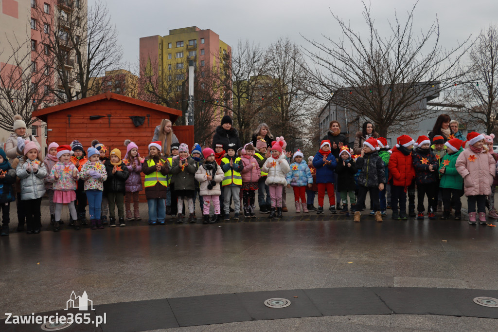 Fotorelacja: Wspólne kolędowanie uczniów i przedszkolaków w Zawierciu
