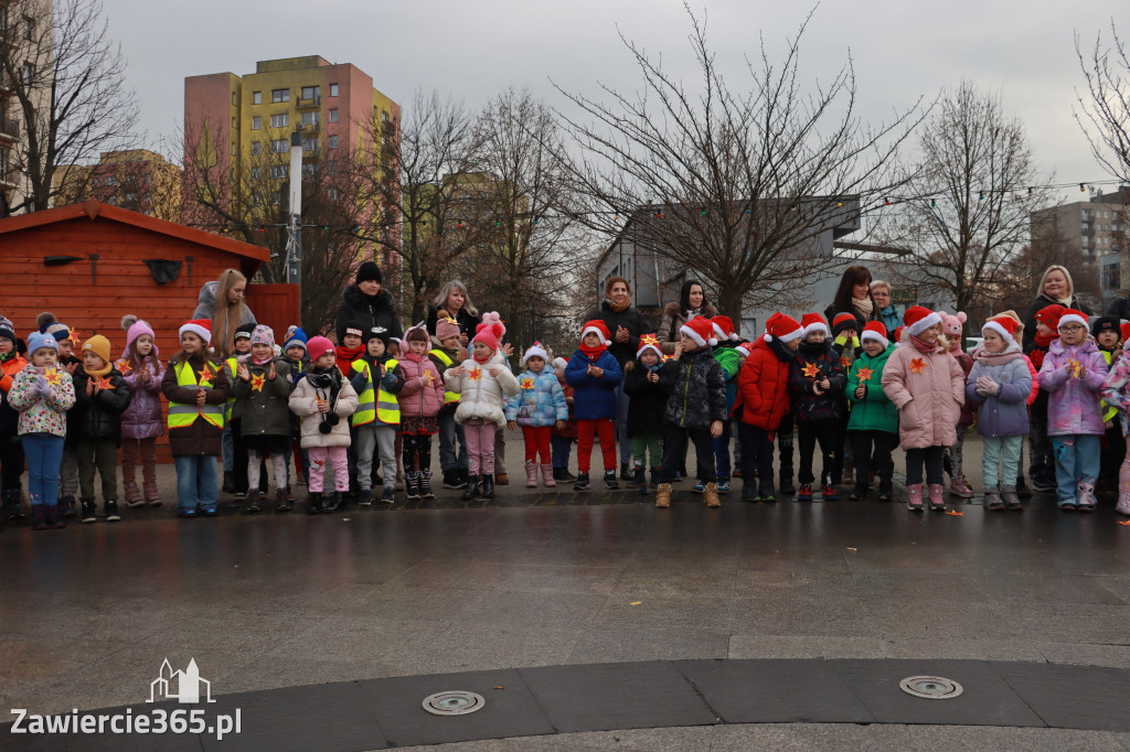 Fotorelacja: Wspólne kolędowanie uczniów i przedszkolaków w Zawierciu