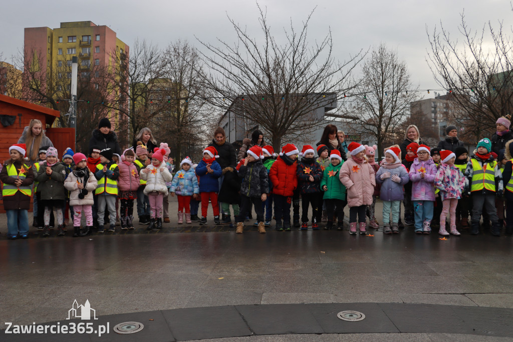 Fotorelacja: Wspólne kolędowanie uczniów i przedszkolaków w Zawierciu