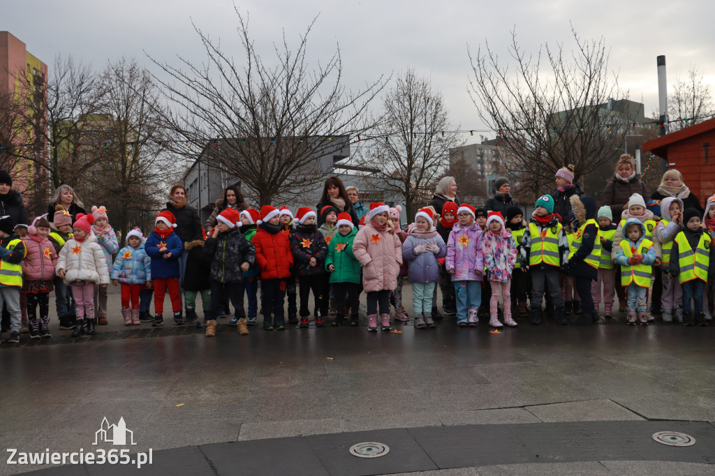 Fotorelacja: Wspólne kolędowanie uczniów i przedszkolaków w Zawierciu