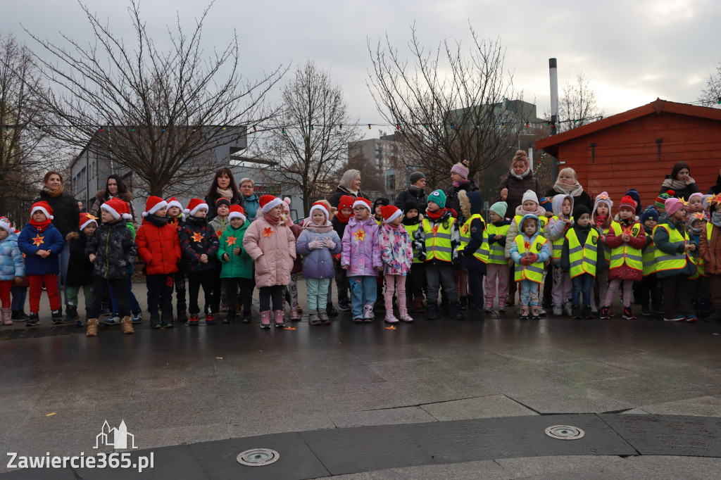 Fotorelacja: Wspólne kolędowanie uczniów i przedszkolaków w Zawierciu