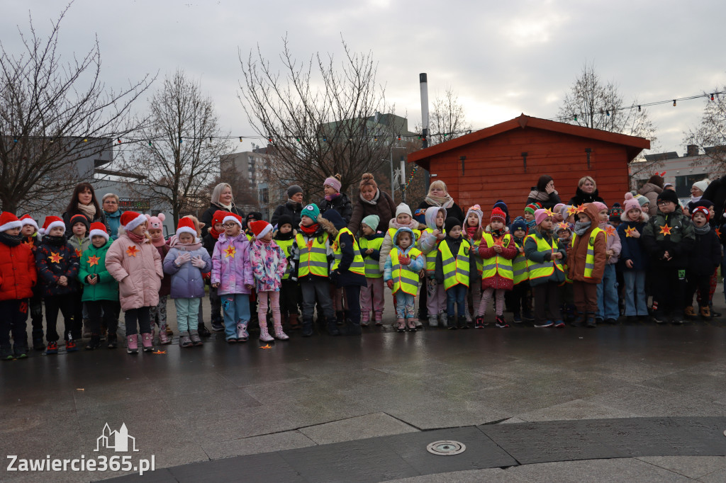 Fotorelacja: Wspólne kolędowanie uczniów i przedszkolaków w Zawierciu