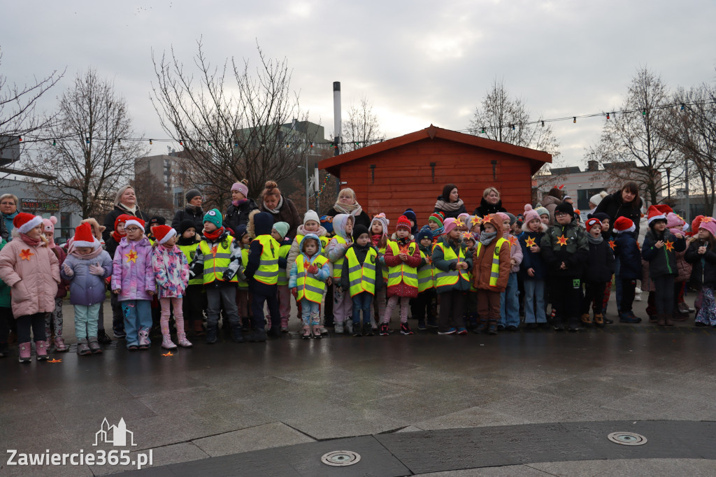 Fotorelacja: Wspólne kolędowanie uczniów i przedszkolaków w Zawierciu