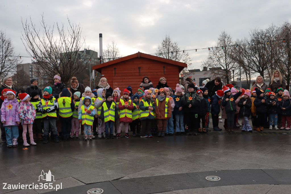 Fotorelacja: Wspólne kolędowanie uczniów i przedszkolaków w Zawierciu