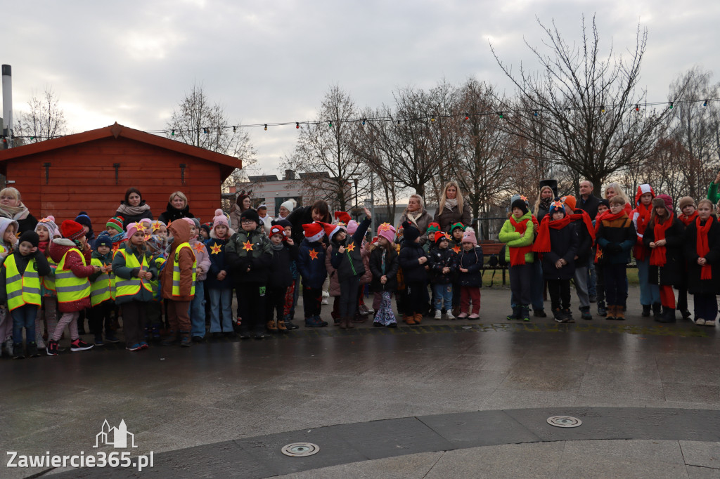 Fotorelacja: Wspólne kolędowanie uczniów i przedszkolaków w Zawierciu