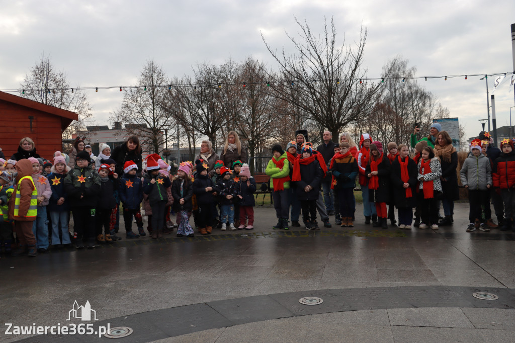 Fotorelacja: Wspólne kolędowanie uczniów i przedszkolaków w Zawierciu