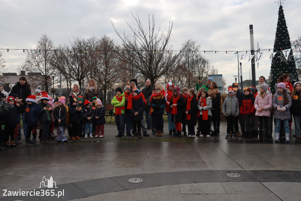 Fotorelacja: Wspólne kolędowanie uczniów i przedszkolaków w Zawierciu