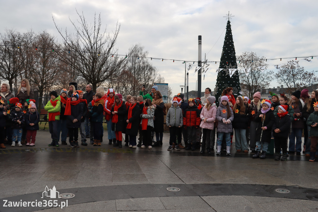 Fotorelacja: Wspólne kolędowanie uczniów i przedszkolaków w Zawierciu