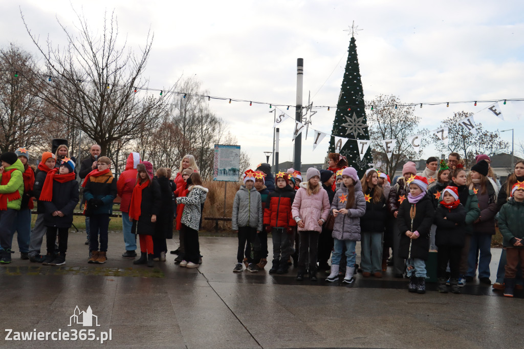Fotorelacja: Wspólne kolędowanie uczniów i przedszkolaków w Zawierciu