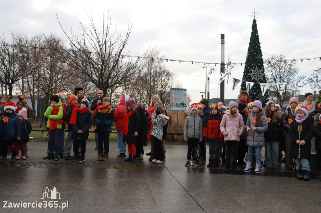 Fotorelacja: Wspólne kolędowanie uczniów i przedszkolaków w Zawierciu