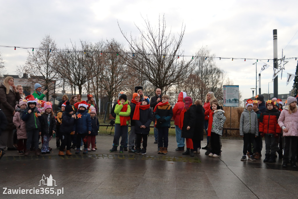 Fotorelacja: Wspólne kolędowanie uczniów i przedszkolaków w Zawierciu