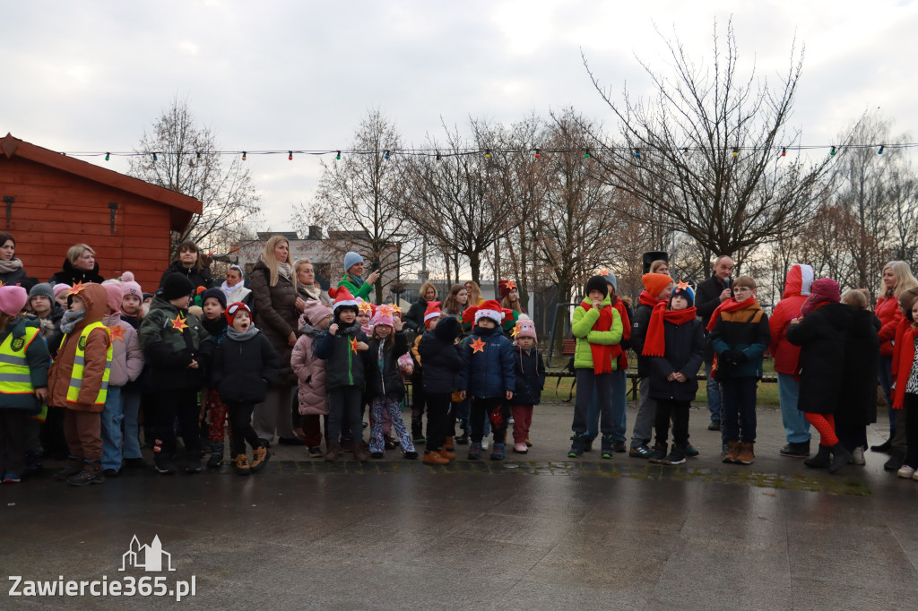 Fotorelacja: Wspólne kolędowanie uczniów i przedszkolaków w Zawierciu