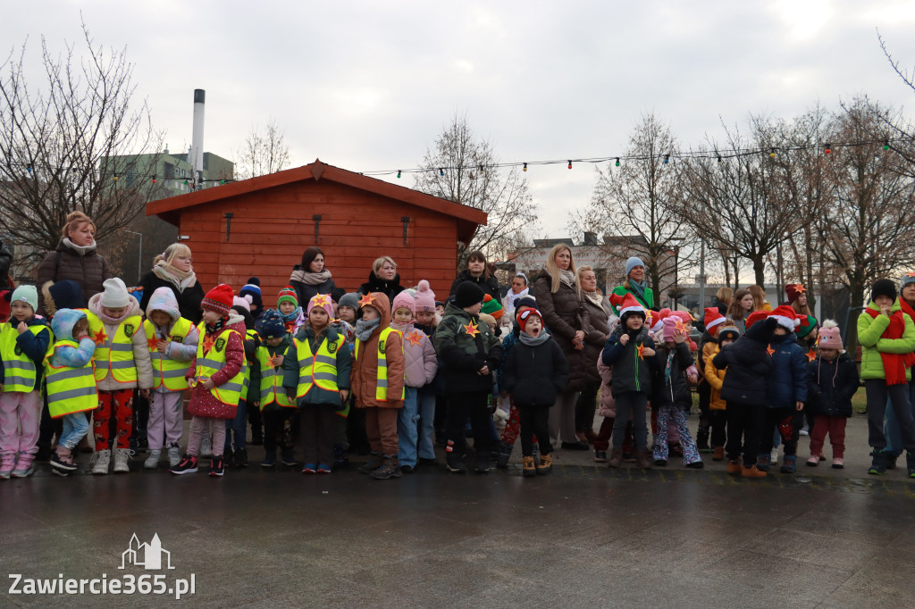 Fotorelacja: Wspólne kolędowanie uczniów i przedszkolaków w Zawierciu