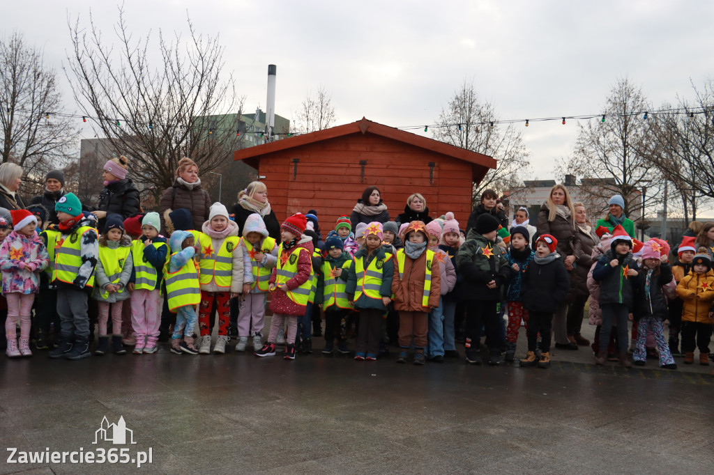 Fotorelacja: Wspólne kolędowanie uczniów i przedszkolaków w Zawierciu