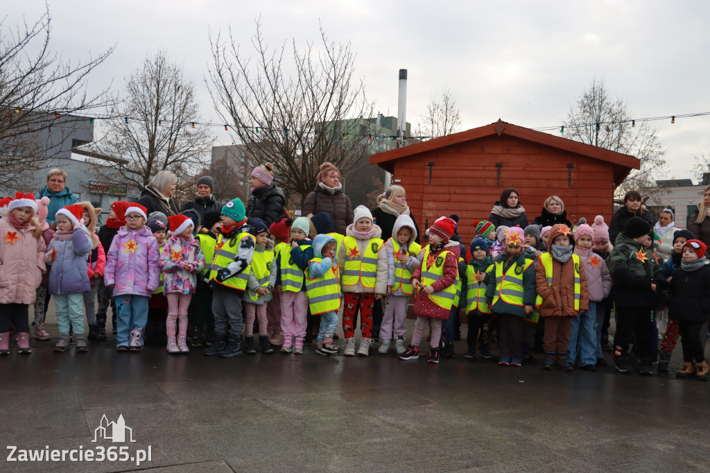 Fotorelacja: Wspólne kolędowanie uczniów i przedszkolaków w Zawierciu