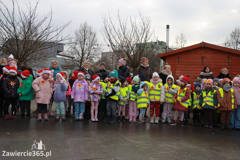 Fotorelacja: Wspólne kolędowanie uczniów i przedszkolaków w Zawierciu