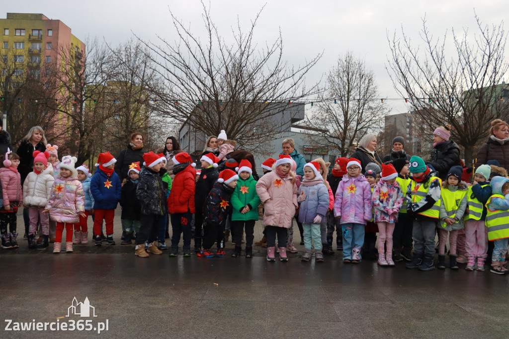 Fotorelacja: Wspólne kolędowanie uczniów i przedszkolaków w Zawierciu