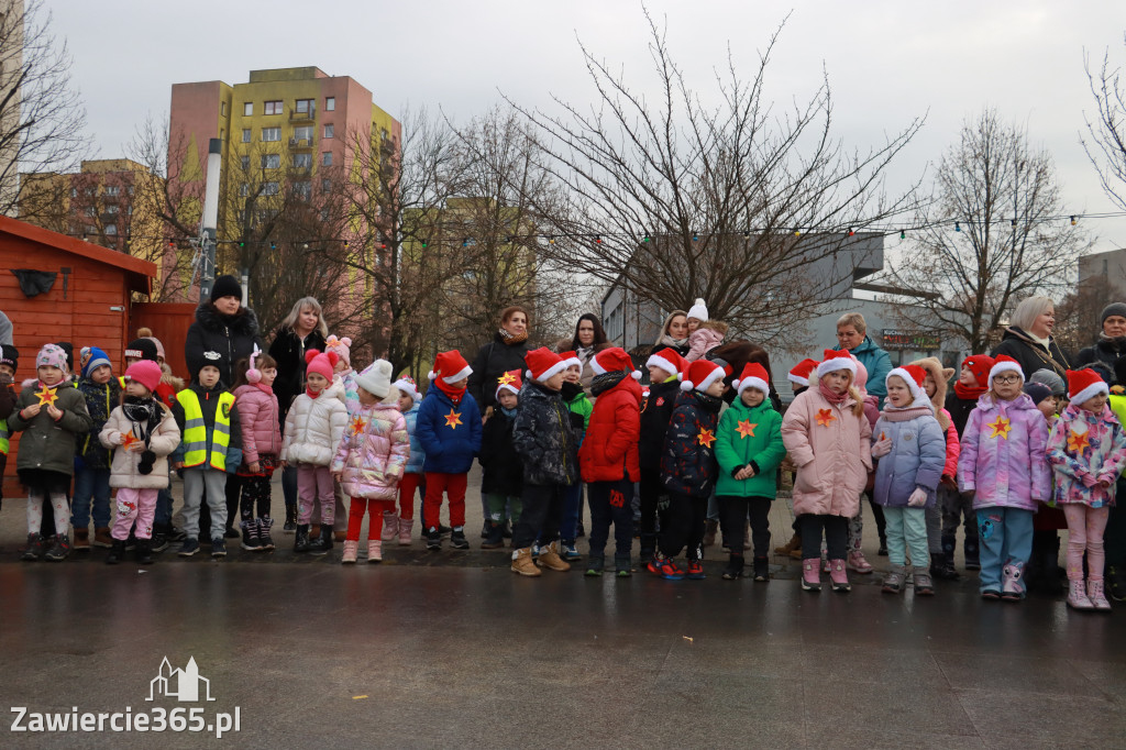 Fotorelacja: Wspólne kolędowanie uczniów i przedszkolaków w Zawierciu