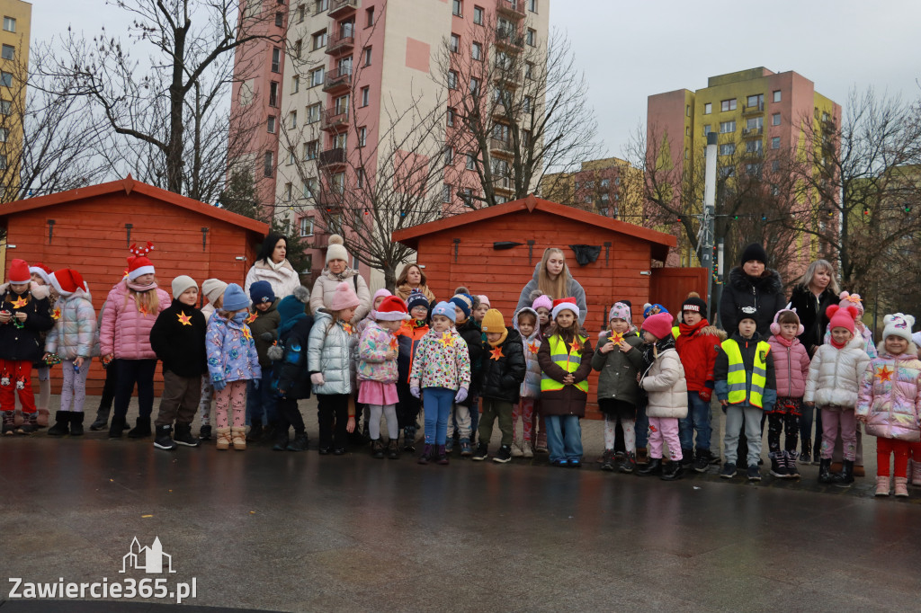 Fotorelacja: Wspólne kolędowanie uczniów i przedszkolaków w Zawierciu