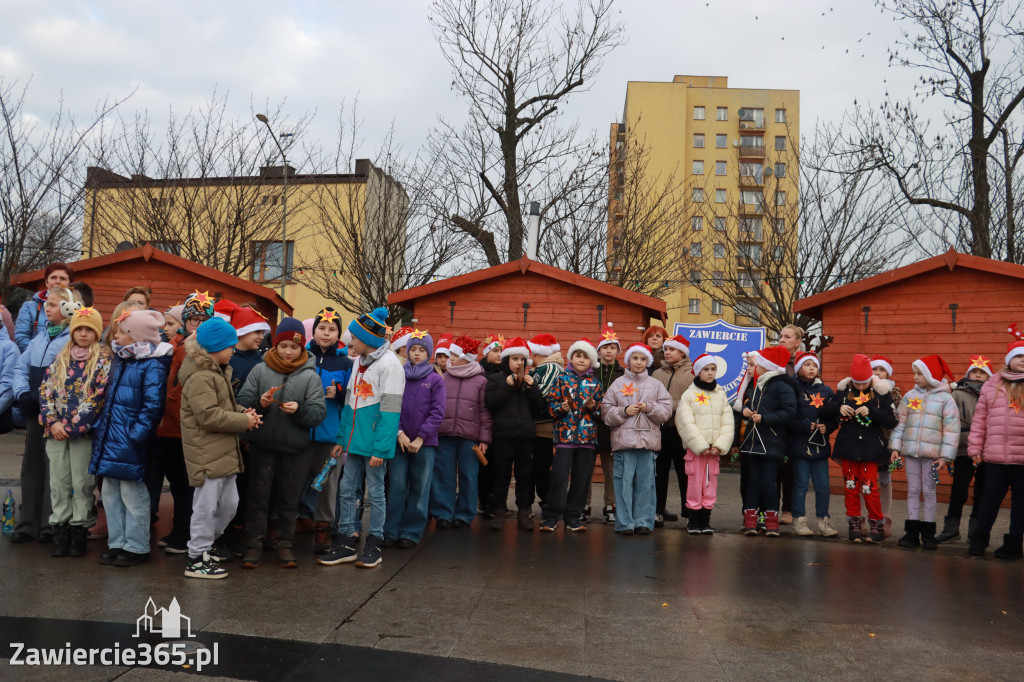 Fotorelacja: Wspólne kolędowanie uczniów i przedszkolaków w Zawierciu