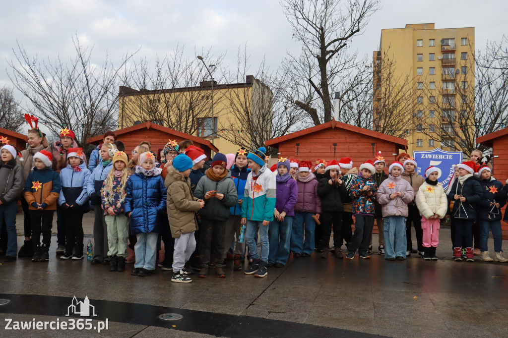 Fotorelacja: Wspólne kolędowanie uczniów i przedszkolaków w Zawierciu