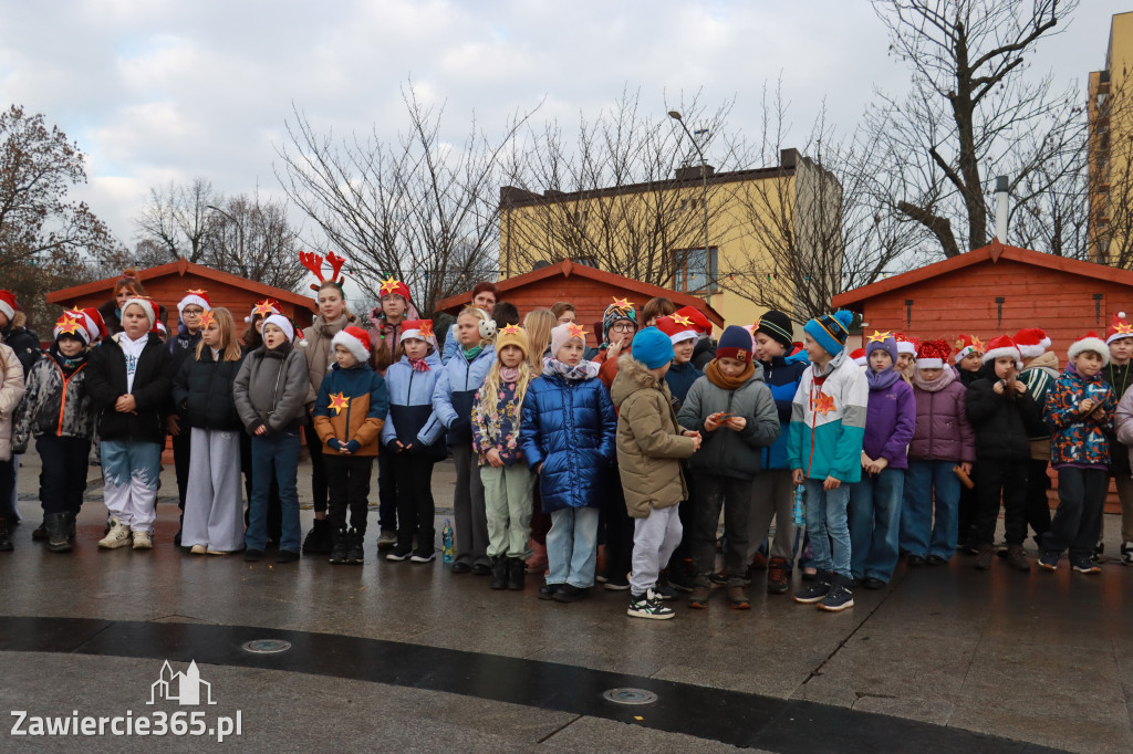 Fotorelacja: Wspólne kolędowanie uczniów i przedszkolaków w Zawierciu