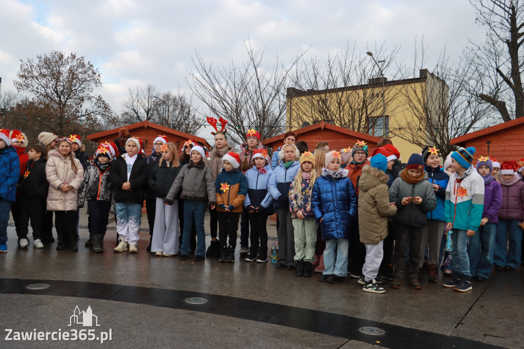 Fotorelacja: Wspólne kolędowanie uczniów i przedszkolaków w Zawierciu