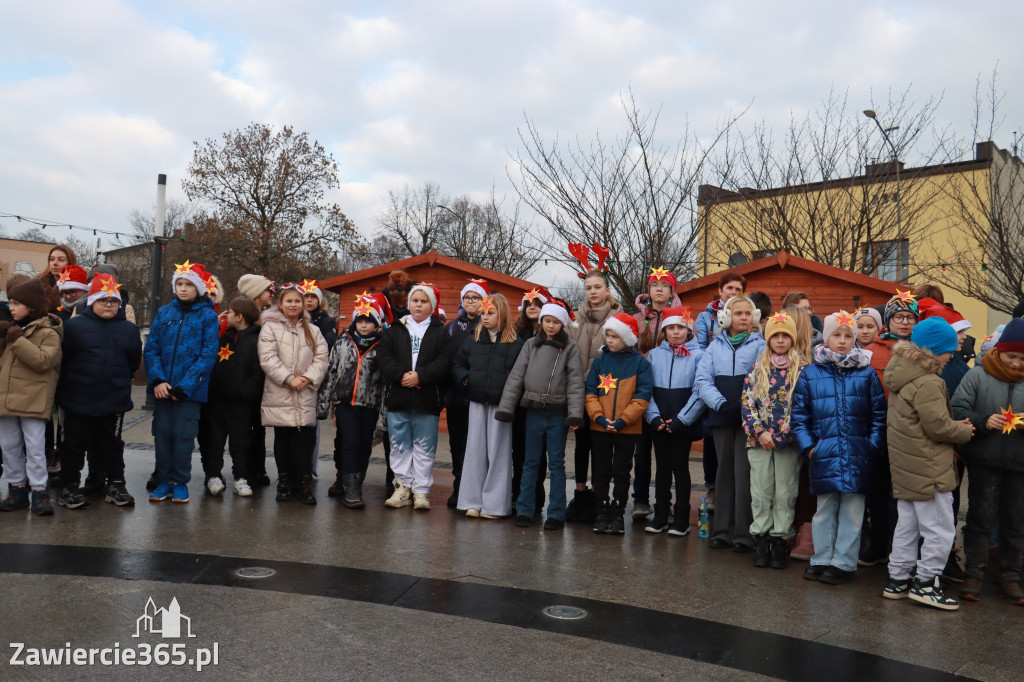 Fotorelacja: Wspólne kolędowanie uczniów i przedszkolaków w Zawierciu