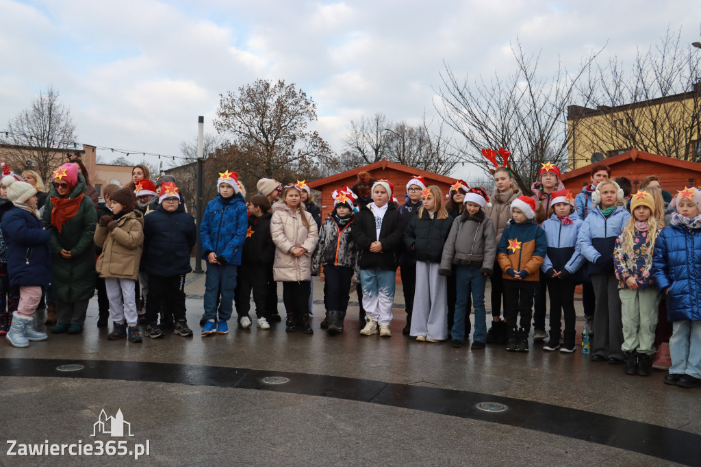 Fotorelacja: Wspólne kolędowanie uczniów i przedszkolaków w Zawierciu