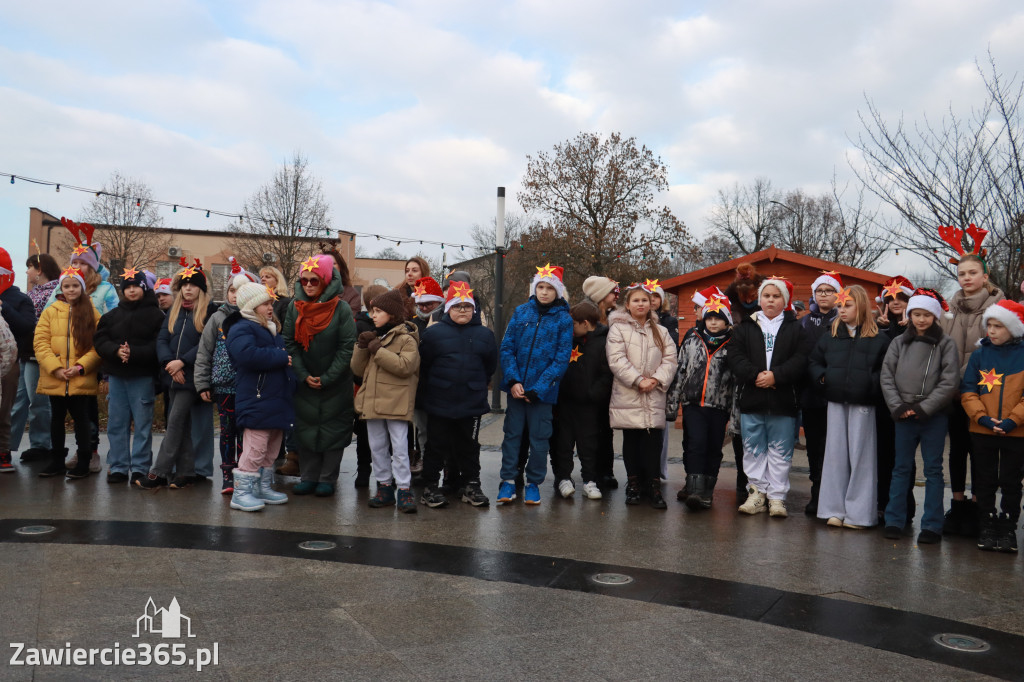 Fotorelacja: Wspólne kolędowanie uczniów i przedszkolaków w Zawierciu
