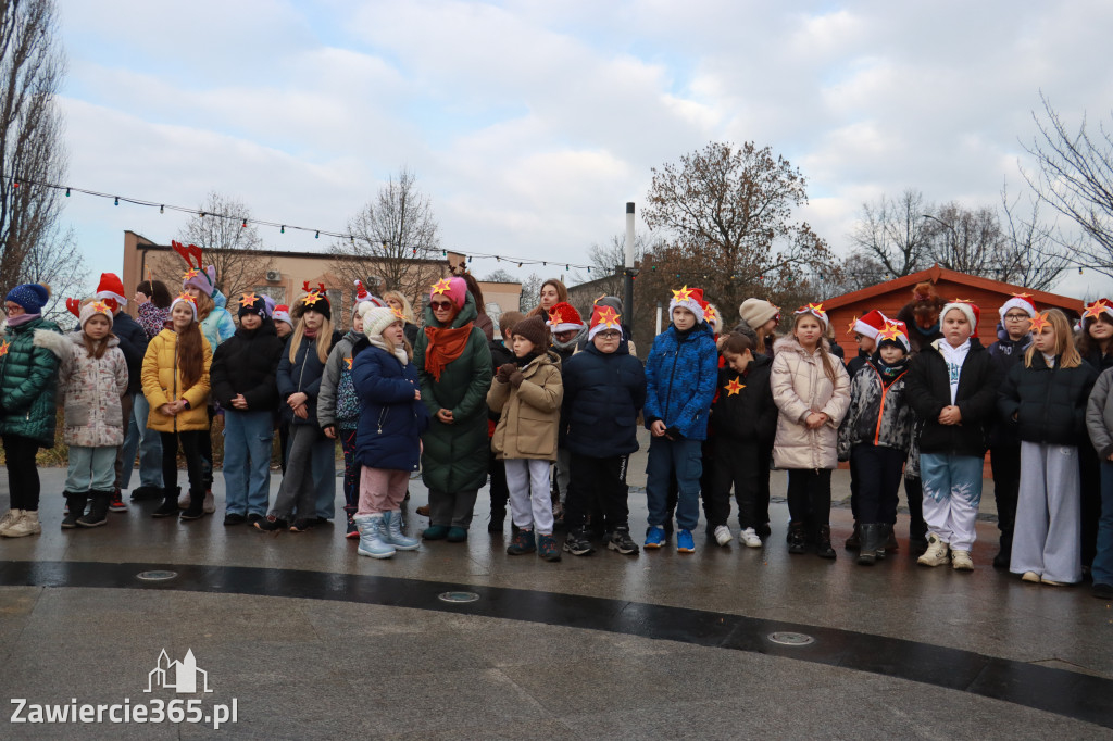 Fotorelacja: Wspólne kolędowanie uczniów i przedszkolaków w Zawierciu