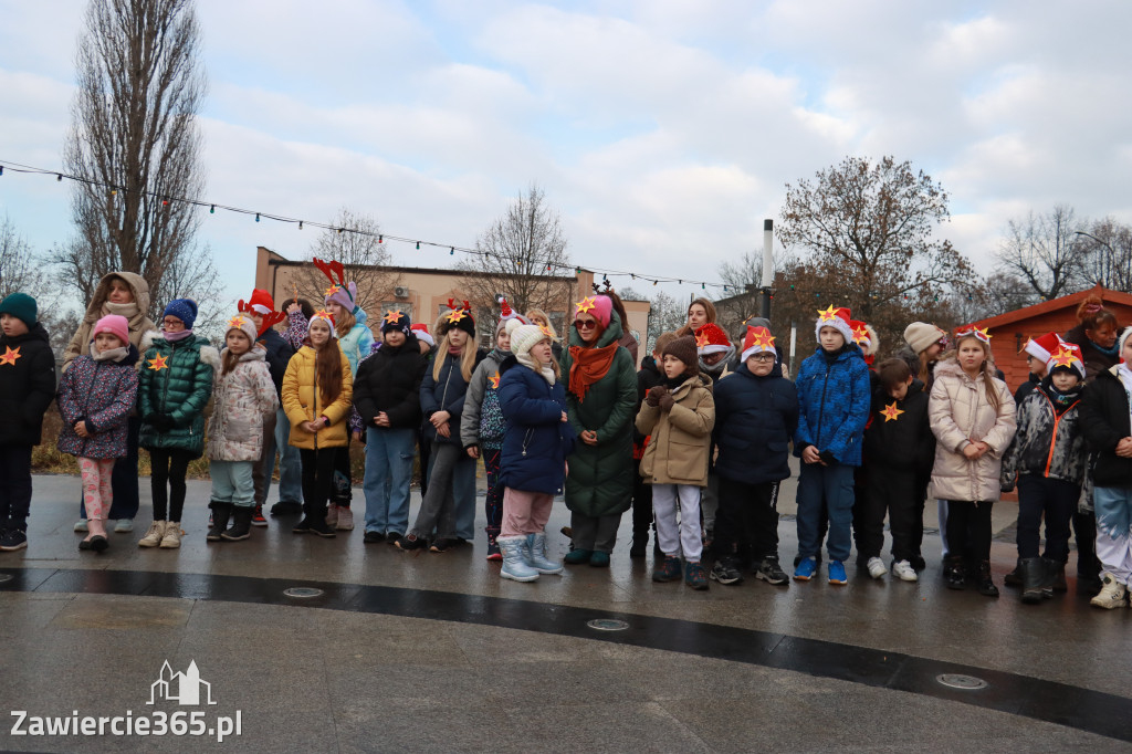 Fotorelacja: Wspólne kolędowanie uczniów i przedszkolaków w Zawierciu