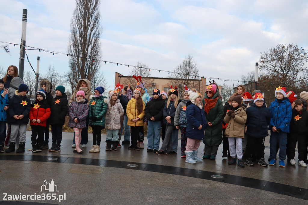 Fotorelacja: Wspólne kolędowanie uczniów i przedszkolaków w Zawierciu
