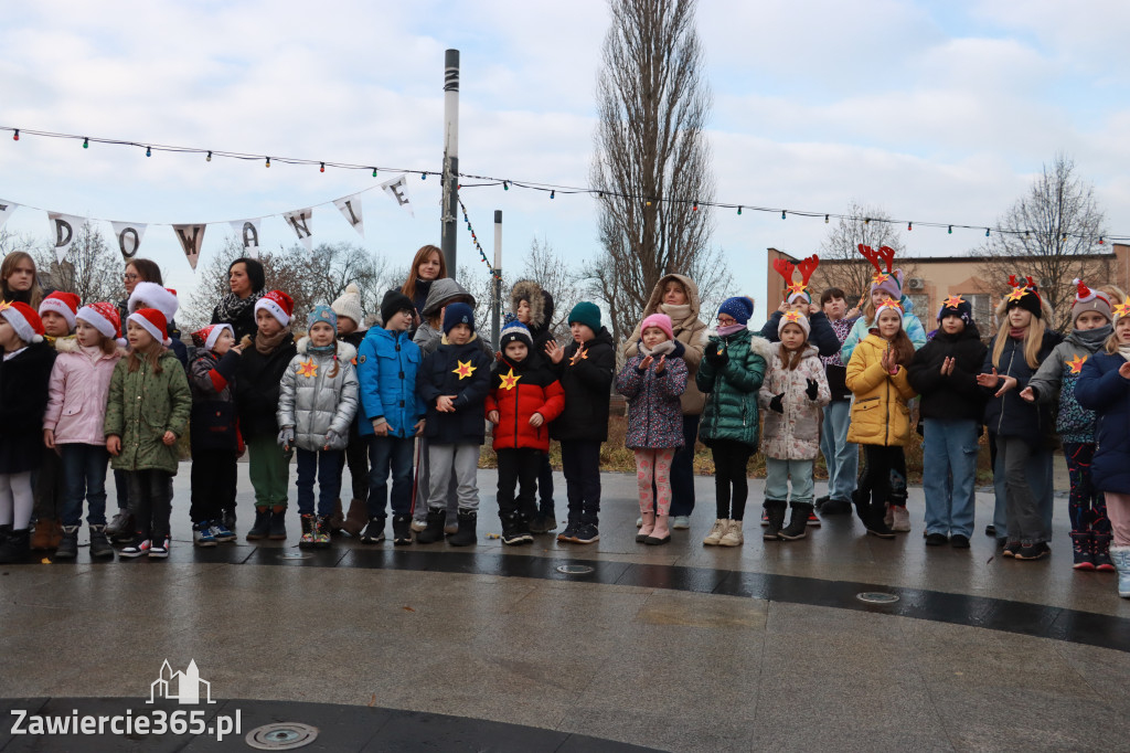 Fotorelacja: Wspólne kolędowanie uczniów i przedszkolaków w Zawierciu
