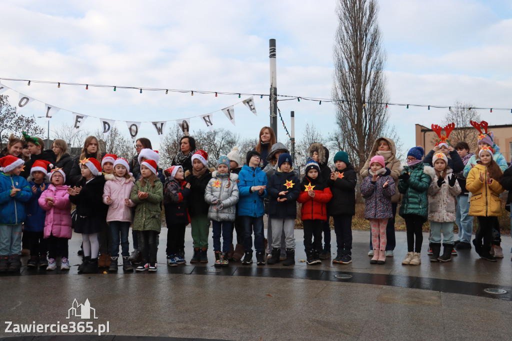 Fotorelacja: Wspólne kolędowanie uczniów i przedszkolaków w Zawierciu