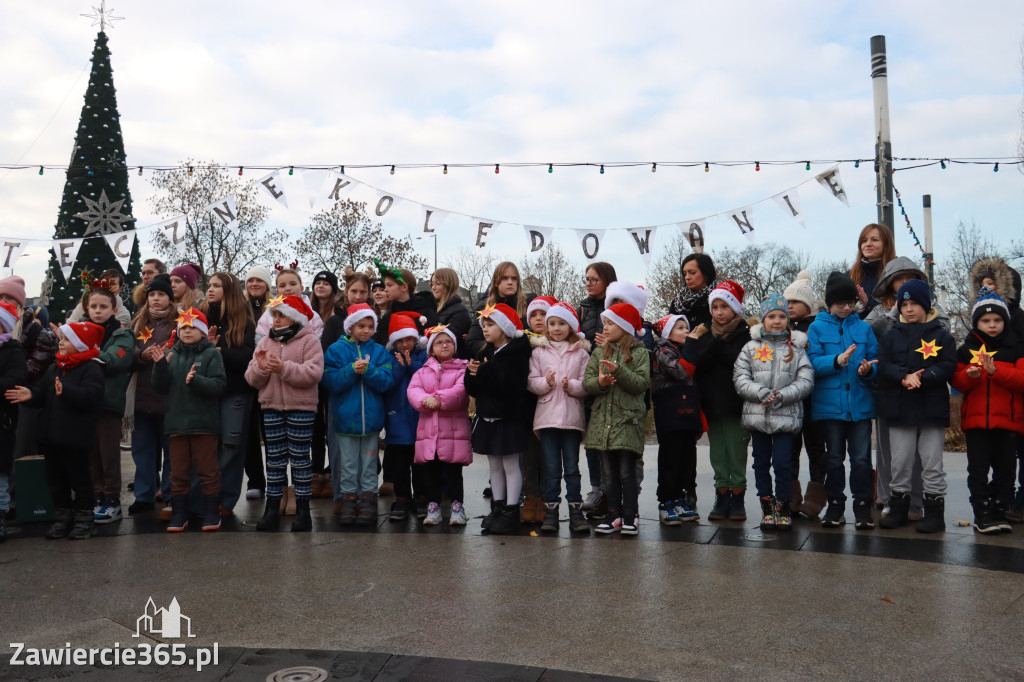 Fotorelacja: Wspólne kolędowanie uczniów i przedszkolaków w Zawierciu