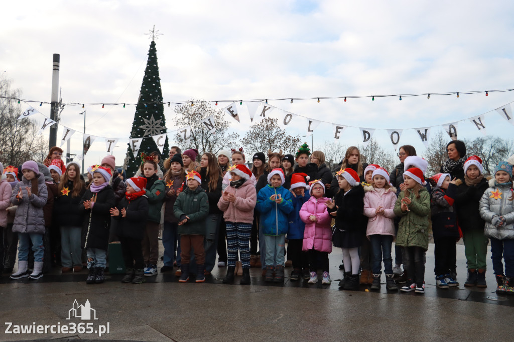 Fotorelacja: Wspólne kolędowanie uczniów i przedszkolaków w Zawierciu