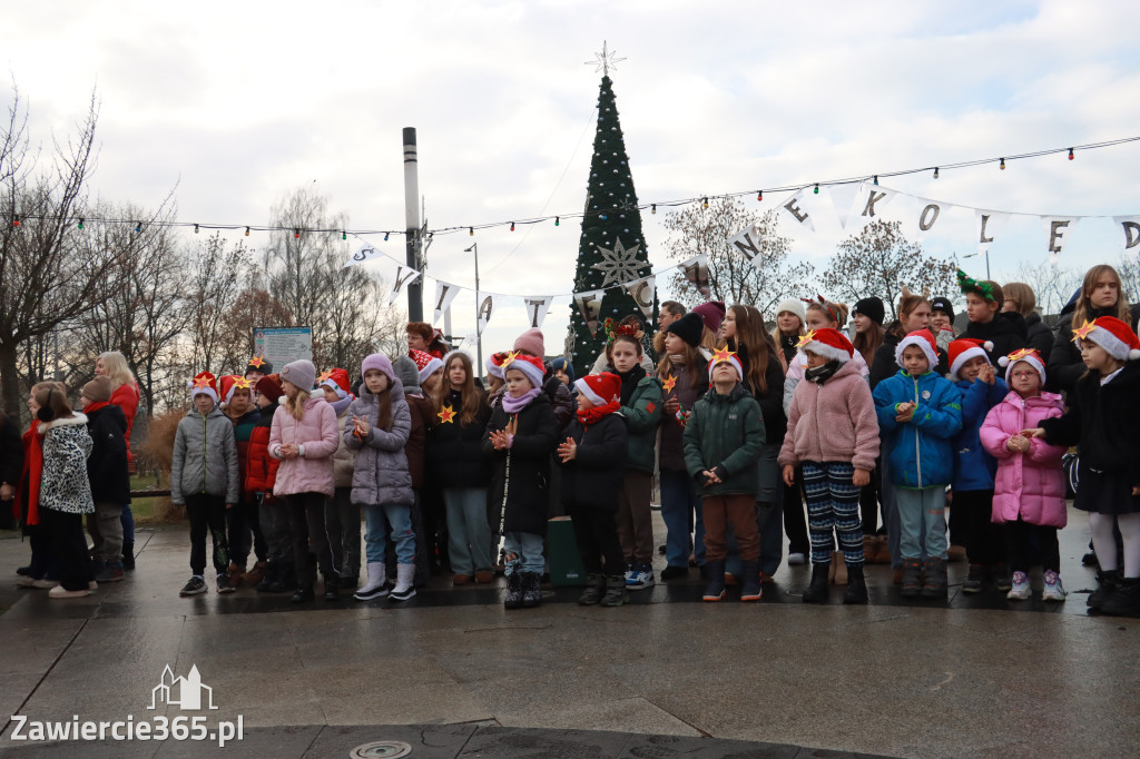 Fotorelacja: Wspólne kolędowanie uczniów i przedszkolaków w Zawierciu