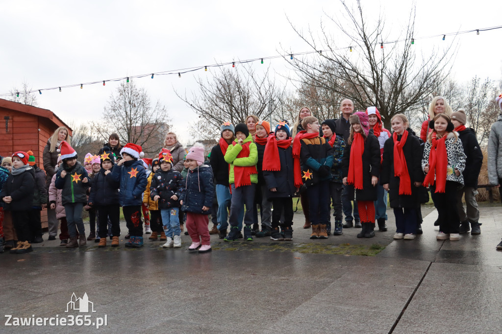 Fotorelacja: Wspólne kolędowanie uczniów i przedszkolaków w Zawierciu