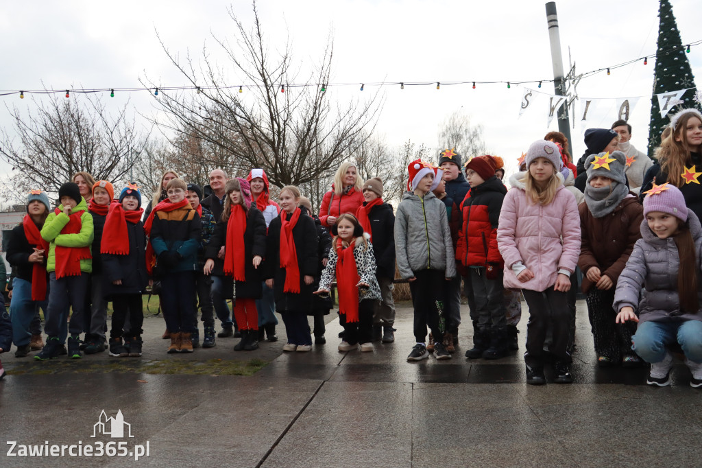 Fotorelacja: Wspólne kolędowanie uczniów i przedszkolaków w Zawierciu
